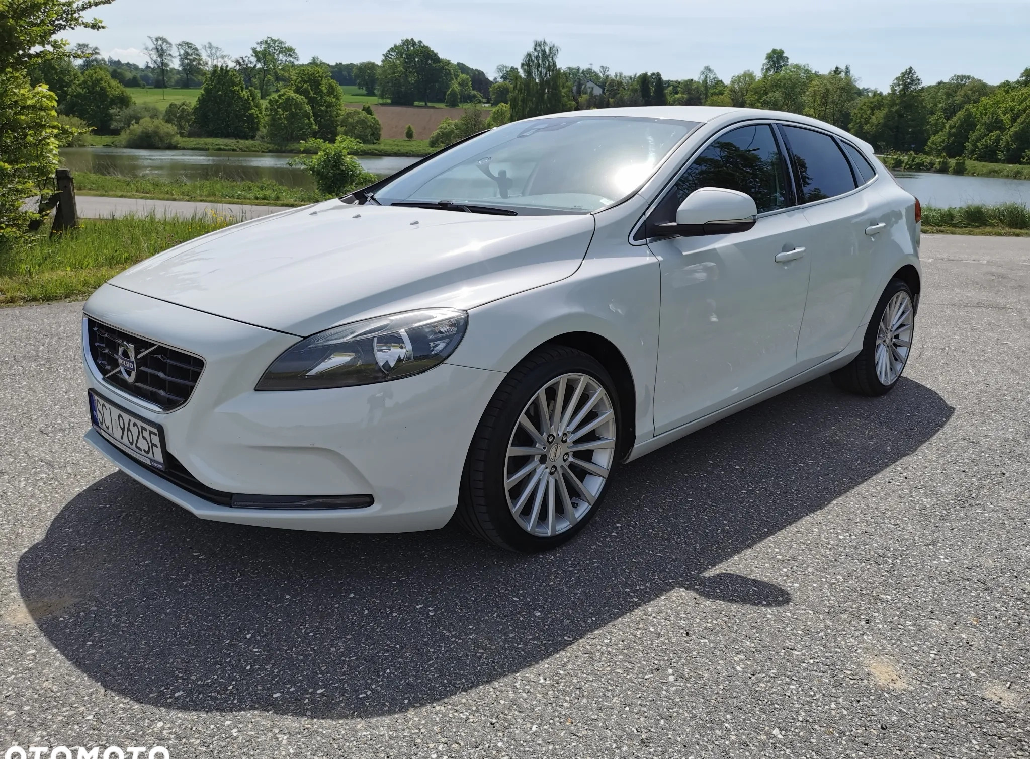 Volvo V40 cena 42300 przebieg: 233783, rok produkcji 2015 z Ustroń małe 92